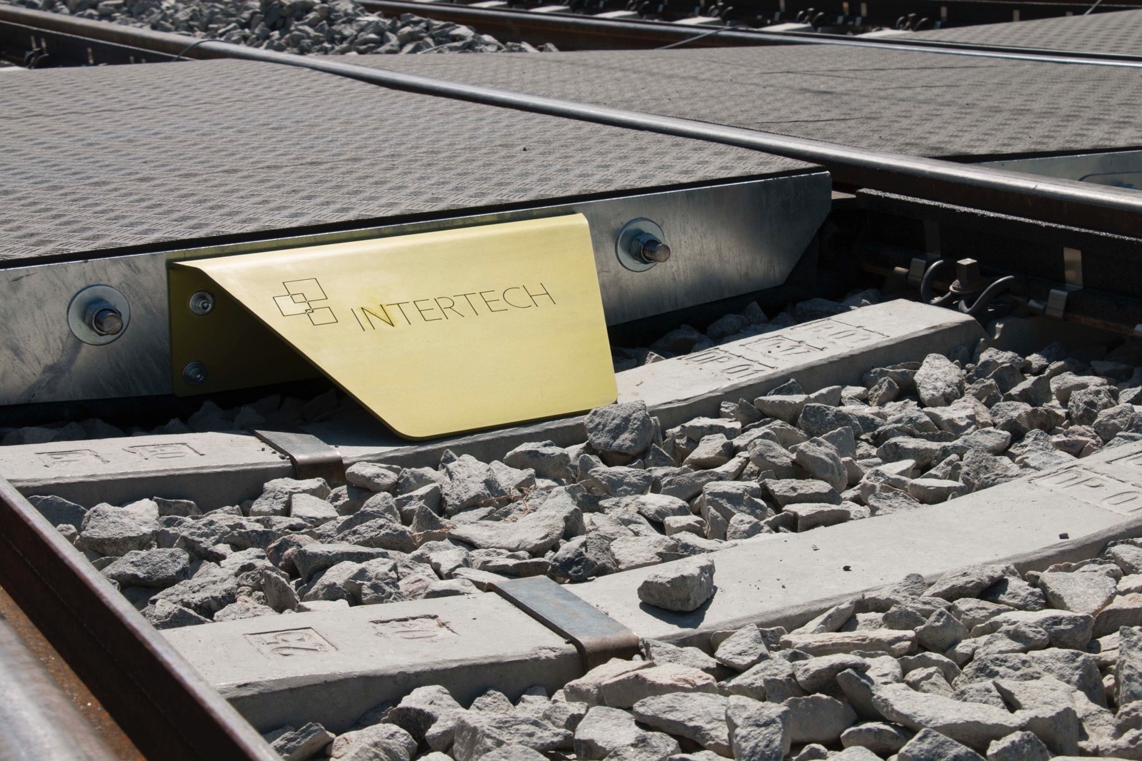 Tramvajový a železniční přechod INTLANE